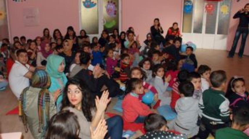 &Uuml;niversiteli B&uuml;y&uuml;klerden Ilkokullu &Ccedil;ocuklara Hijyen Eğitimi