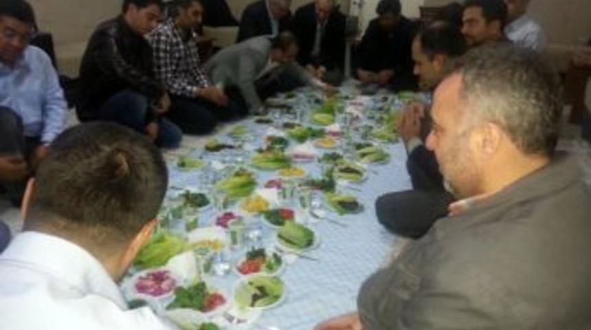 Kozan Bur&ccedil; İlkokulu Velileri '&ccedil;iğk&ouml;fte Yoğurma' Etkinliğinde Buluştu