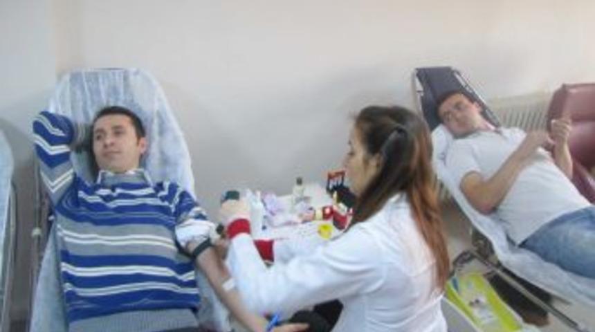 &Uuml;nye FEM Dershanesi&rsquo;nden Kan Bağışı