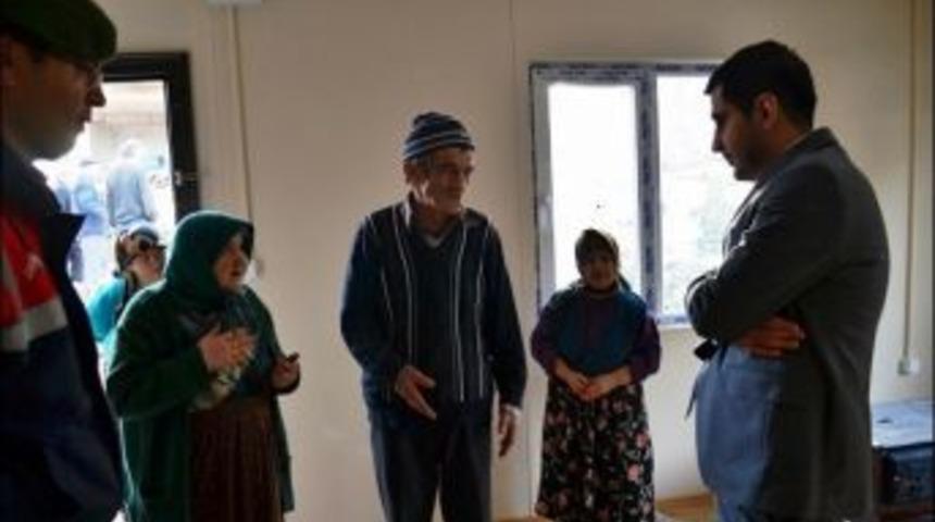 Kaymakam İzmir, Prefabrik Evlerde İnceleme Yaptı