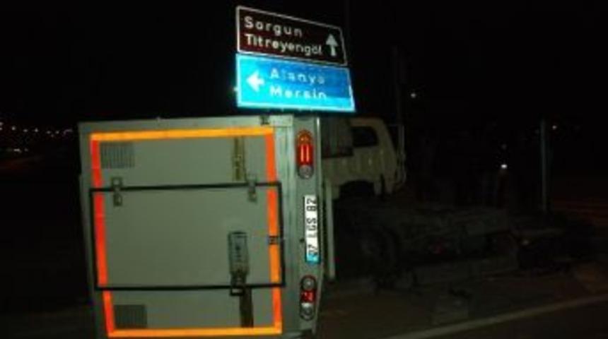 Antalya'da Kamyonetle Panelvan &Ccedil;arpıştı: 4 Yaralı