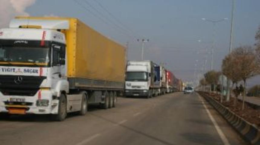 Sınırda 4 Kilometrelik Tır Kuyruğu