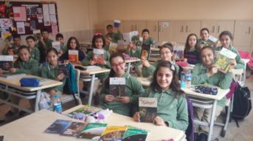 &Ouml;ğrenciler İngilizcelerini Kitap Okuyarak Geliştiriyor