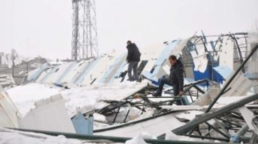 Muş&rsquo;ta Halı Sahanın &Ccedil;atısı &Ccedil;&ouml;kt&uuml;