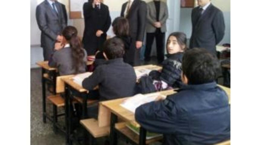 Vali Yurdakul, Tatvan'da Okulları Ziyaret Etti