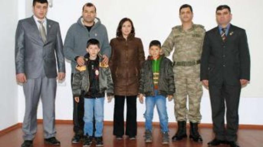 Ter&ouml;rle M&uuml;cadele Gazilerine Rozet Takıldı