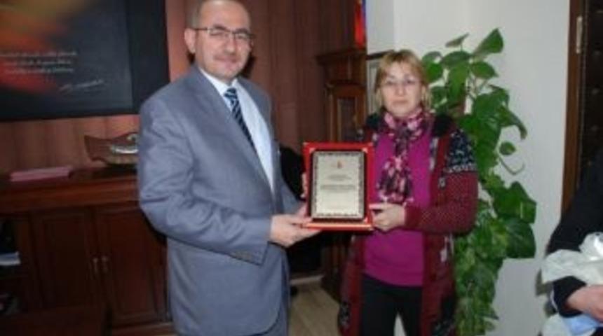 Bedensel Engellilerden, Tunceli Milli Eğitim M&uuml;d&uuml;r&uuml; Polattaş'a Plaket