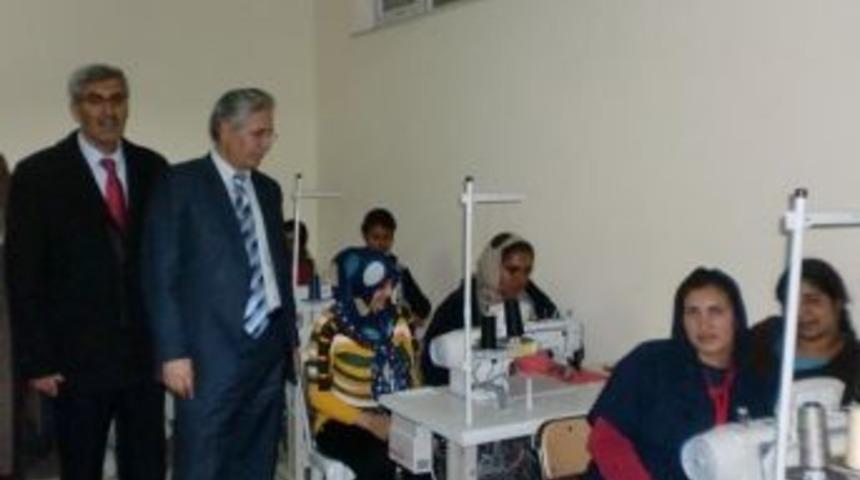 Kaymakam Madenoğlu, D&uuml;z Dikiş Makineci Kursunu Ziyaret Etti