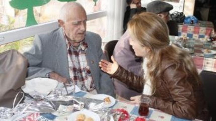 Sel&ccedil;uk G&ouml;&ccedil;menler Derneği'nden Huzurevine Ziyaret