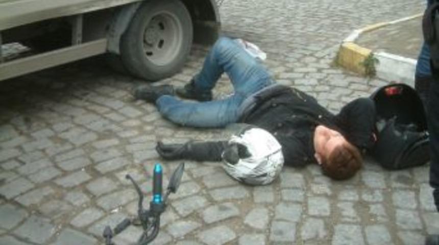 Motosiklet S&uuml;r&uuml;c&uuml;s&uuml;n&uuml; Kaskı Kurtardı