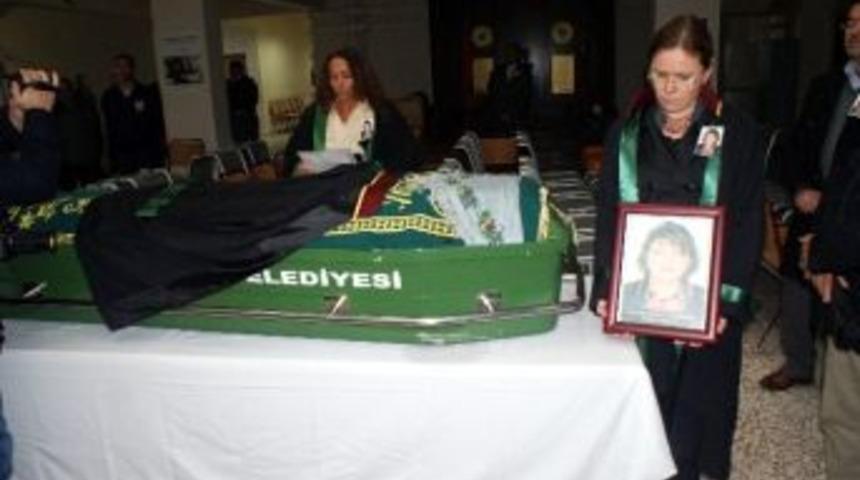 Avukat İ&ccedil;in Adliye Koridorunda Cenaze T&ouml;reni
