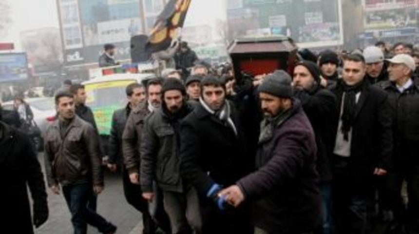 Hayatını Kaybeden Şair Ve Araştırmacı Yazar Yal&ccedil;ın Toprağa Verildi