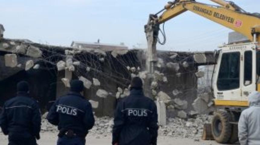 Bursa&rsquo;da Yılın Ilk Ka&ccedil;ak Bina Yıkımı Yapıldı