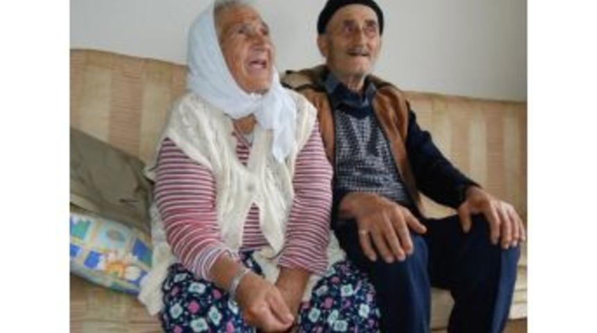 Yardımlar, Evi Yanan Yaşlı &Ccedil;iftin Y&uuml;z&uuml;n&uuml; G&uuml;ld&uuml;rd&uuml;