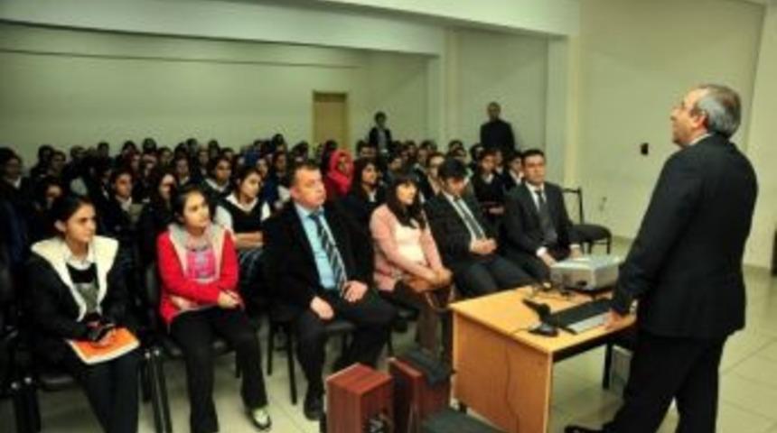 Rekt&ouml;r Battal, Kendisine Yılbaşı Kartı G&ouml;nderen &Ouml;ğrencileri Ziyaret Etti