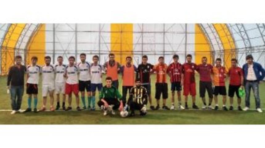 &Uuml;niversitelilerden &Ouml;d&uuml;ll&uuml; Futbol Turnuvası