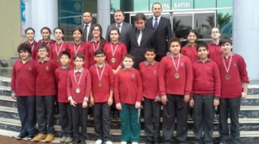 &Ouml;zel &Ouml;zcan Ortaokulu &Ouml;ğrencileri Matematikte 10 Madalya Aldı