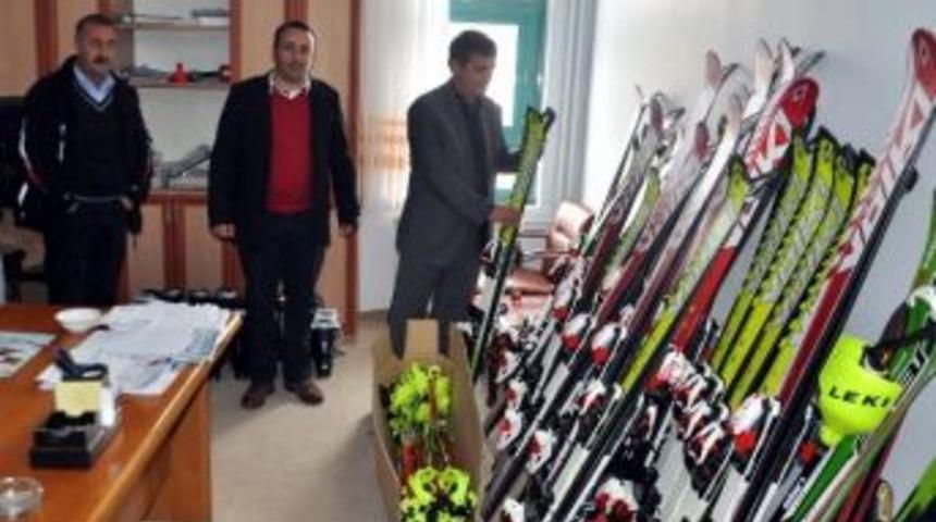 Sporculara Kayak Malzemesi Dağıtıldı