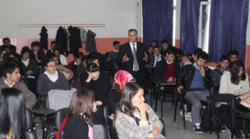 Gen&ccedil;ler &lsquo;Gen&ccedil;lik Ve G&uuml;venli Gelecek&rsquo; Projesiyle Ter&ouml;r&uuml; Karşı Bilgilendiriliyor