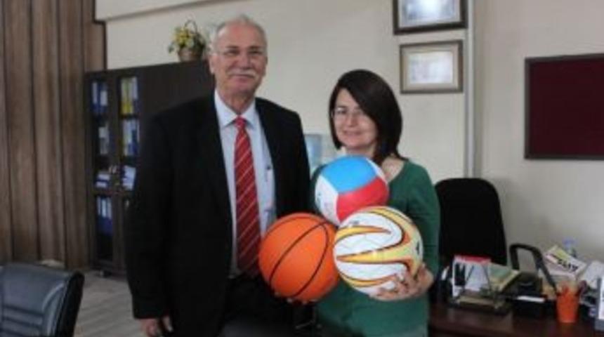 Başkan Akova &Ouml;ğrencileri Sevindirdi