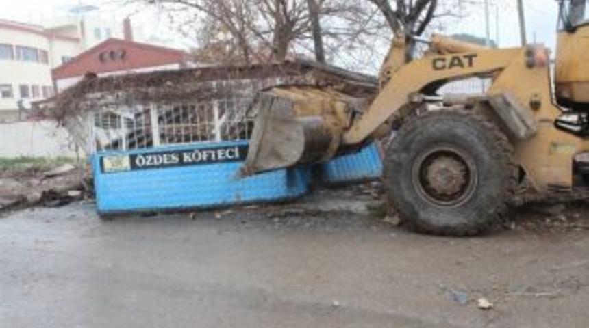 Edremit&rsquo; Te &Ccedil;arpık Yapılar Yıkılıyor