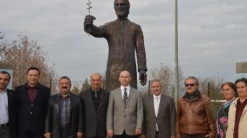 Kozan'a Dioscorides Heykeli