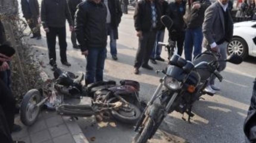Motosikletle Şarjlı Bisiklet &Ccedil;arpıştı: 2 Yaralı