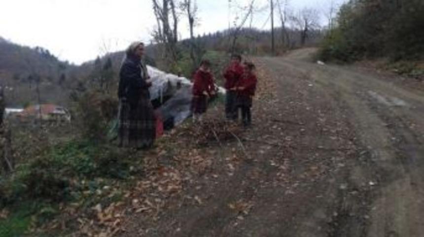 Soğukta Servis Bekleyen İlkokul &Ouml;ğrencileri Ateş Yakıp Isınmaya &Ccedil;alışıyor