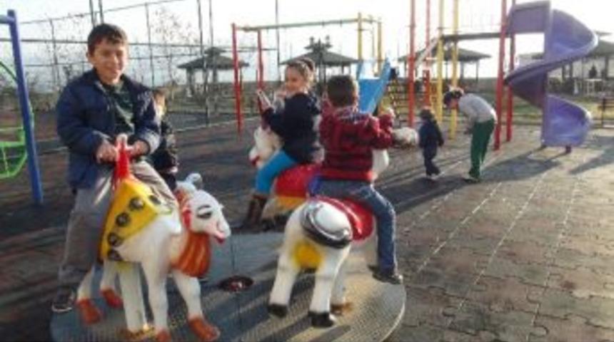 G&uuml;neşli Havayı Fırsat Bilen Vatandaşlar Parklara Akın Etti