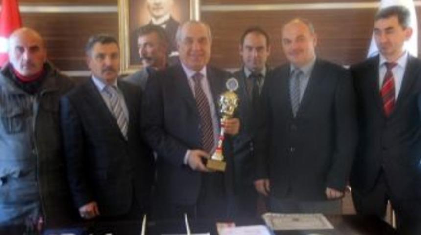 Suşehri Belediye Personeli, Kupayı Başkan Sel&rsquo;e Hediye Etti