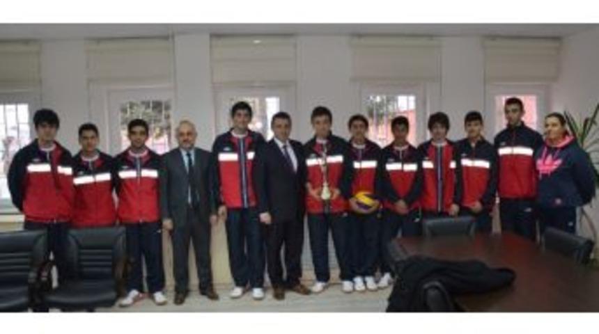 Başkan Vekili Bakıcı&rsquo;dan Başarılı Voleybolculara Malzeme Desteği