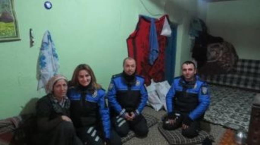 Polisler İhtiya&ccedil; Sahibi Aileleri Ziyaret Etti