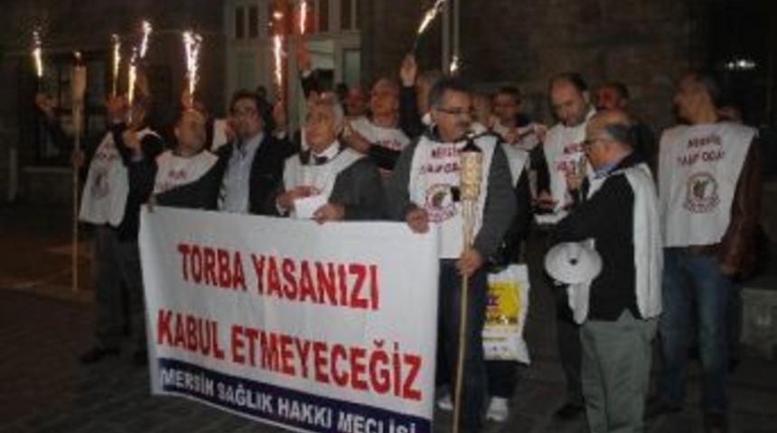 Sağlık &Ccedil;alışanları 'torba Yasayı' Meşalelerle Y&uuml;r&uuml;yerek Protesto Etti