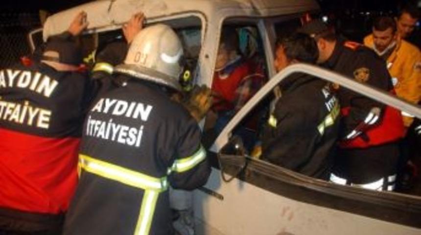 İki Kamyonet &Ccedil;arpıştı: 2 Yaralı