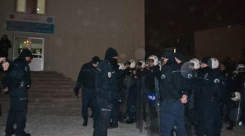 A&Uuml;&rsquo;de Gerginliğe Polis M&uuml;dahale Etti, 5 Kişi Yaralandı