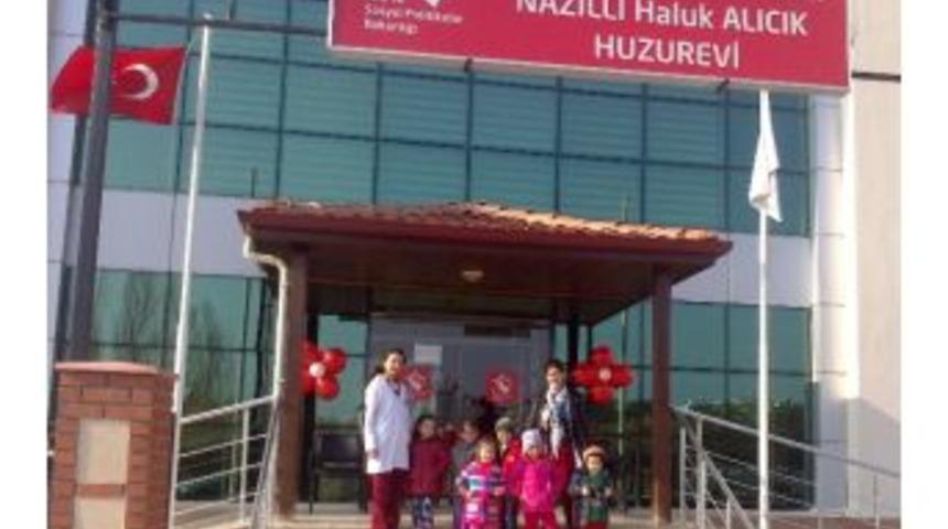 23 Nisanlı Minikler Huzurevi Sakinlerini Unutmadı