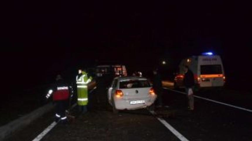 Bariyere &Ccedil;arpan Otomobil Karşı Şeride Ge&ccedil;ti:5 Yaralı