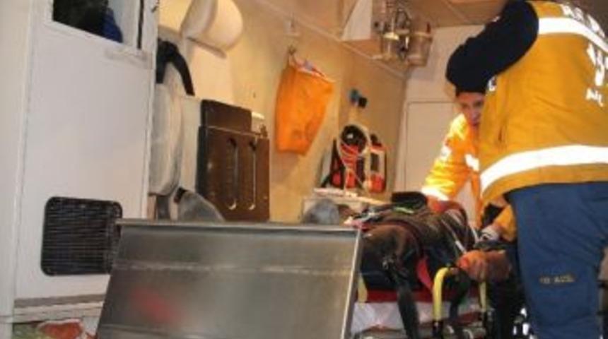 Trakt&ouml;r Y&uuml;kl&uuml; Tır Devrildi, S&uuml;r&uuml;c&uuml;s&uuml; Yaralandı