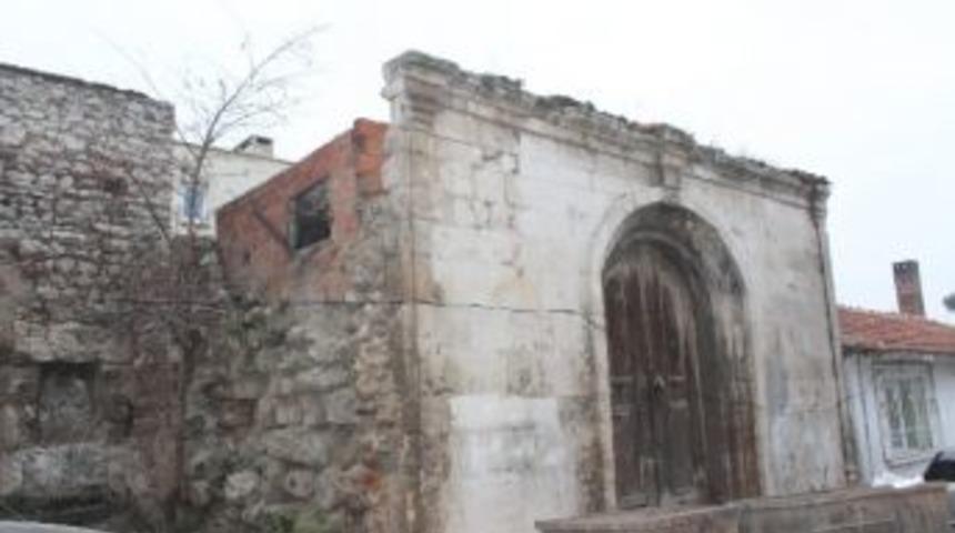 Tarihi Binanın Kenarları Yıkılınca Tarihin İ&ccedil;ine Girdiler