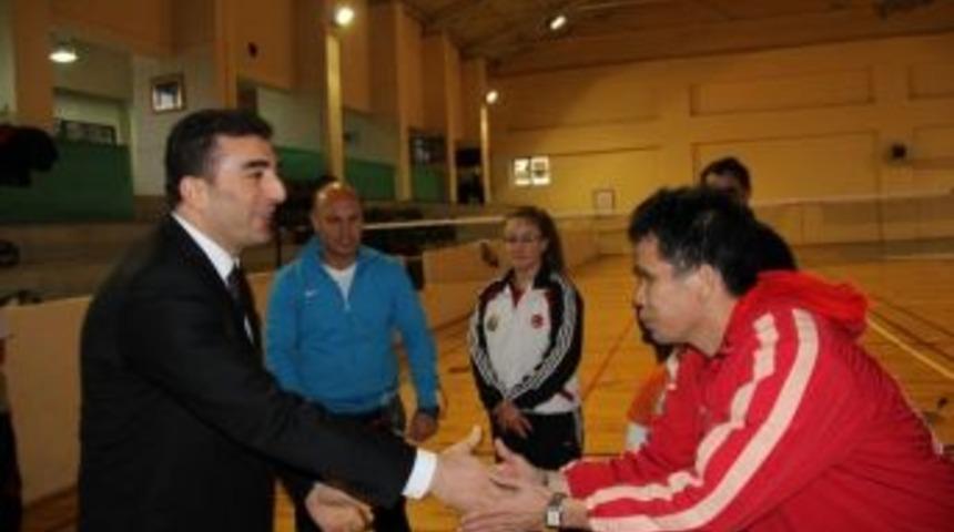 Vali Yardımcısı Kaya Badmintoncuları Ziyaret Etti