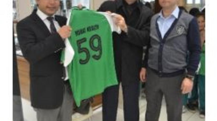 Sponsora Forma Hediye Ettiler