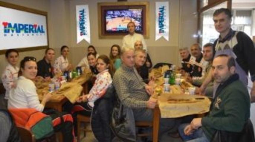 Trabzon &Ouml;zel İmperial Hastanesi&rsquo;nden İdmanocağı Bayan Voleybol Takımı'na Kutlama Yemeği