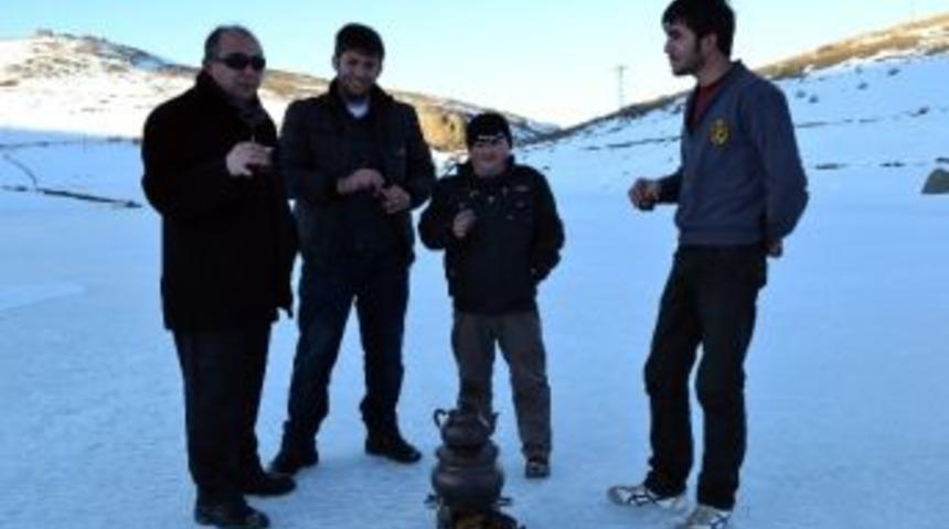 Vatandaşların Buz Tutan G&ouml;lette &Ccedil;ay Keyfi