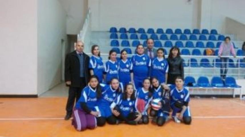 Sarıg&ouml;l&rsquo;de Yıldız Kızlar Voleybol Turnuvası Sonu&ccedil;landı