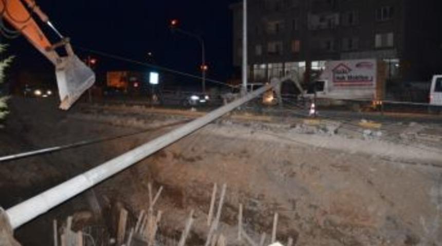 Kanal &Ccedil;alışmasında Elektrik Direkleri Yıkıldı