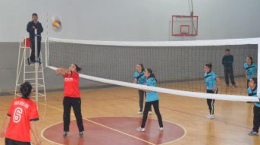 Kozan'ın Voleybol Şampiyonu Mehmet Akif Ersoy Lisesi Oldu