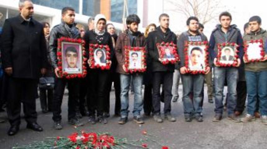 Ter&ouml;r &Ouml;rg&uuml;t&uuml;n&uuml;n Dershane &Ouml;n&uuml;nde Katlettiği Fidanlar Anıldı