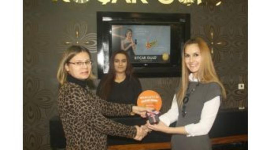 Alışveriş Yaptı Pırlanta Kolye Kazandı