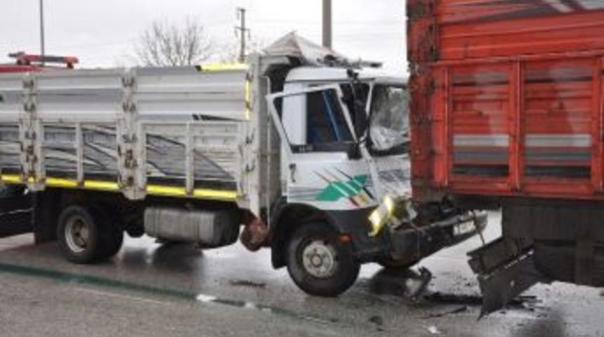 Sandıklı&rsquo;da Kırmızı Işık Kazası, 1 Yaralı