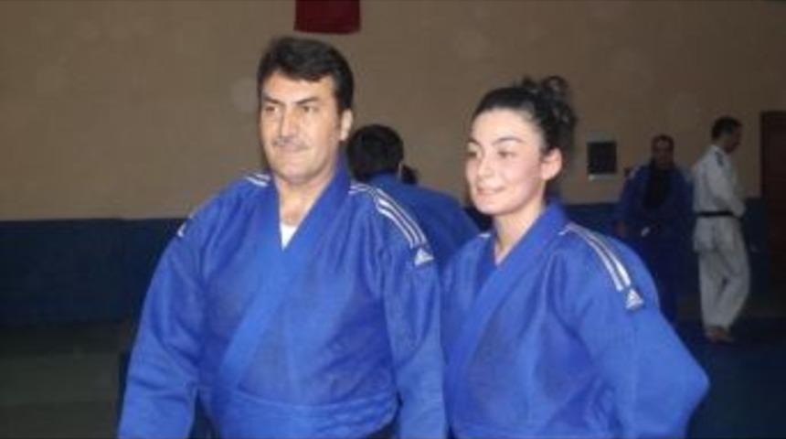 Başkan D&uuml;ndar, Judoda H&uuml;nerini Sergiledi